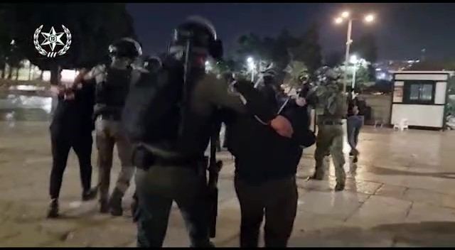 إصابات واعتقالات في صفوف المعتكفين بالمسجد الاقصى